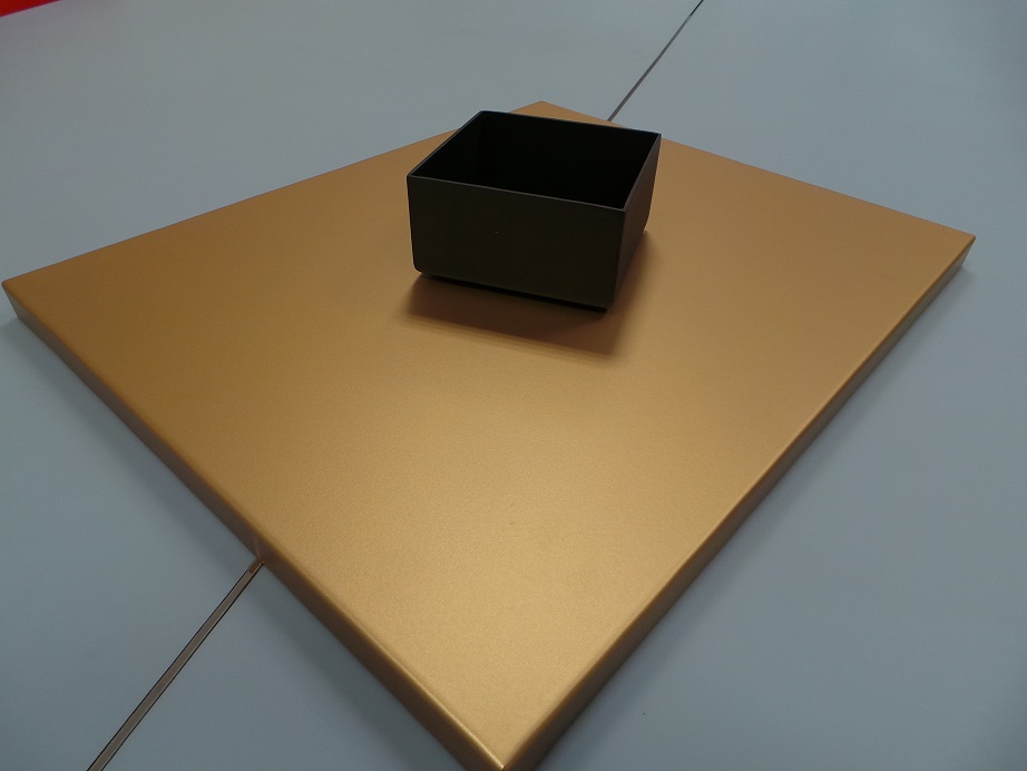 Ripiano di esposizione oro satinato – Satin gold matt display plane